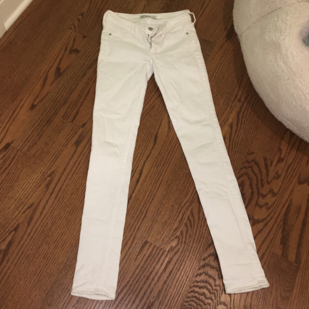 Cute white Abercrombie and Fitch jeans!!